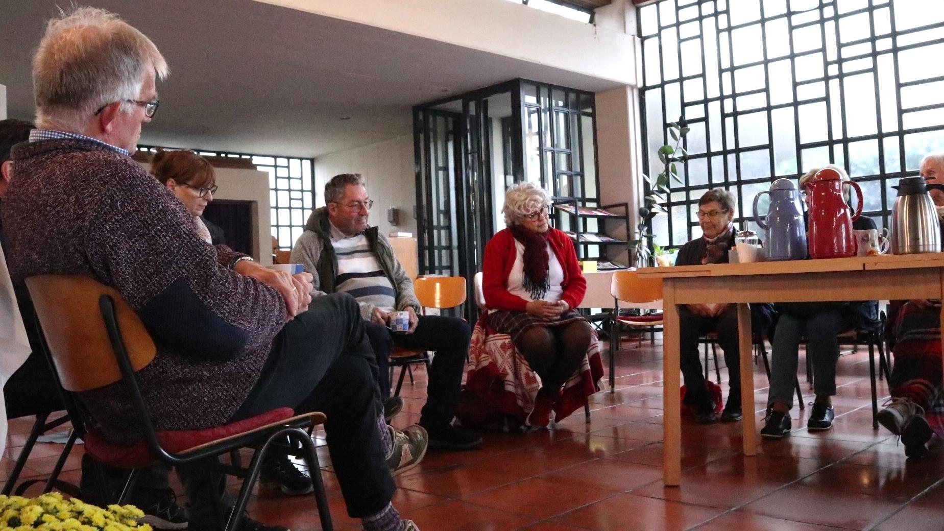 Der Raum der Kirche St. Michael in Neuwied-Feldkirchen wurde im Rahmen eines Projektes umgestaltet und dient nun auch als gemeinschaftlicher Treffpunkt für unterschiedliche Angebote.