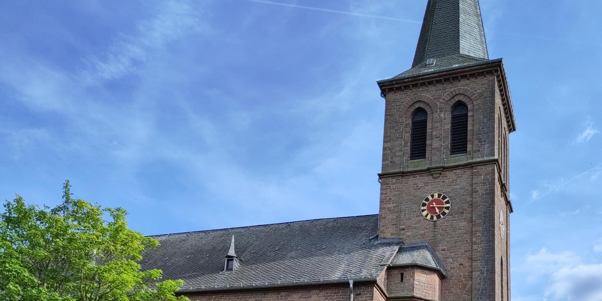 Die Heilige Kirche St. Rochus an einem sonnigen Tag in Orenhofen