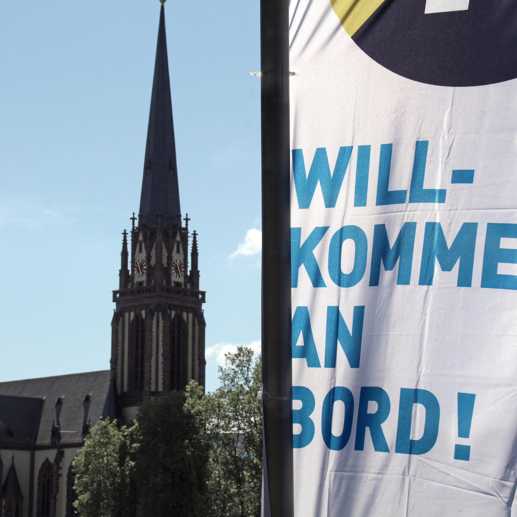 Wilkommen an Bord mit Kirche im Hintergrund