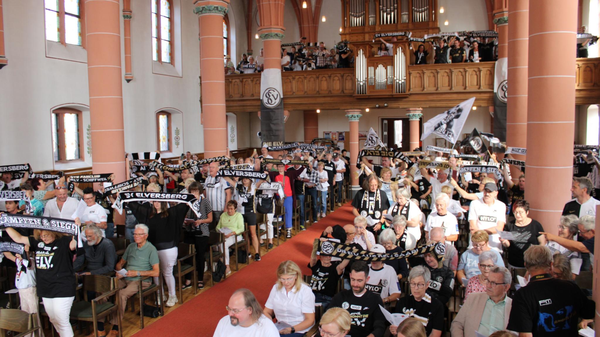 In der vollbesetzten Evangelischen Kirche Elversberg waren Trikots, Schals und Flaggen der SVE allgegenwärtig.