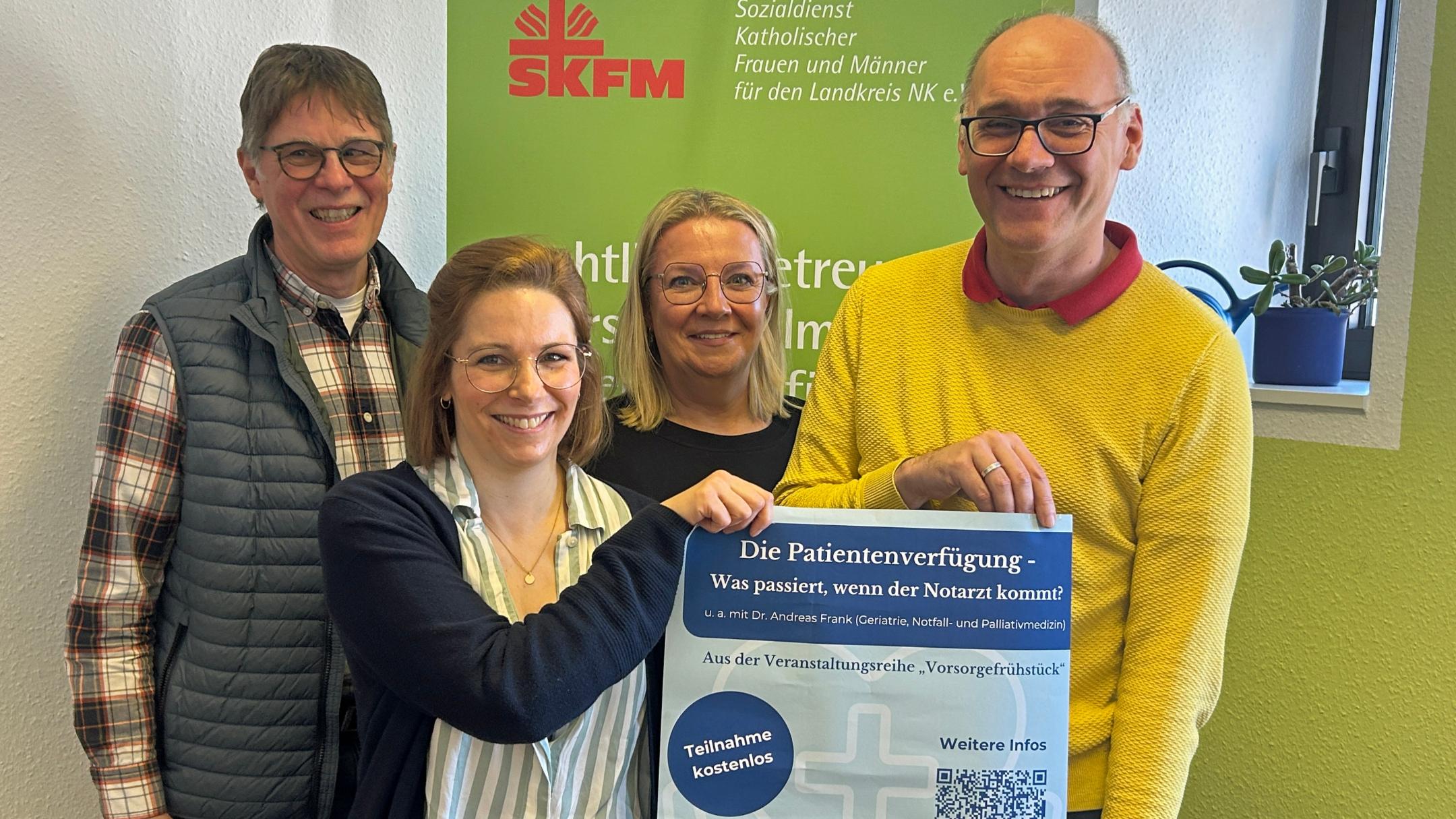Diplom-Sozialarbeiter Martin Eisenbeis (SKFM), Sozialarbeiterin Nina Heinrich (SKFM), Gemeindereferentin Katja Groß (momentum) und Klaus Becker (KEB) informieren über das neue Angebot 'Vorsorgefrühstück' in Neunkirchen.
