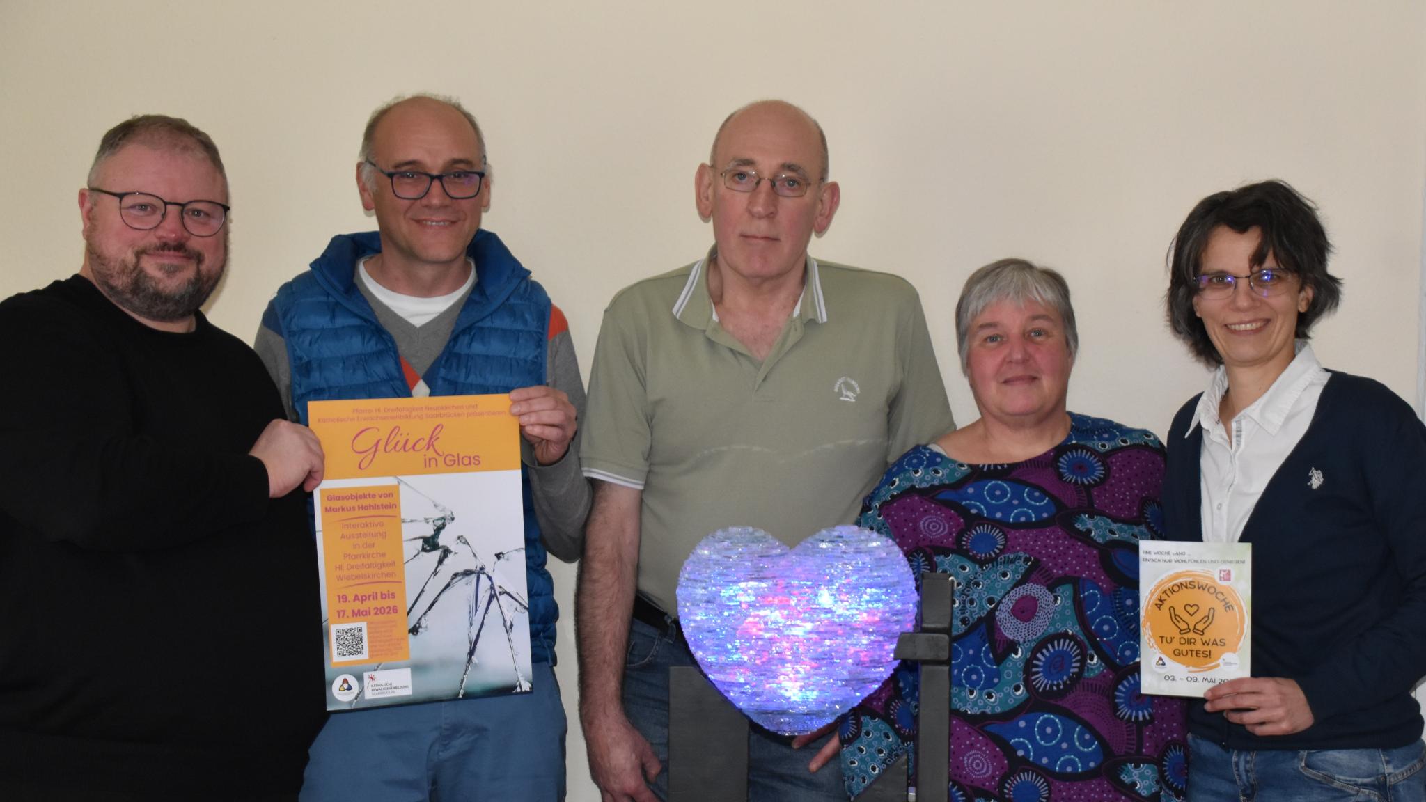 Pfarrer Markus Krastl, KEB-Referent Klaus Becker, Künstler Markus Hohlstein, Gemeindereferentin Claudia Busch und Pastoralreferentin Katja Groß laden zu den Aktionen rund ums Thema Glück ein.