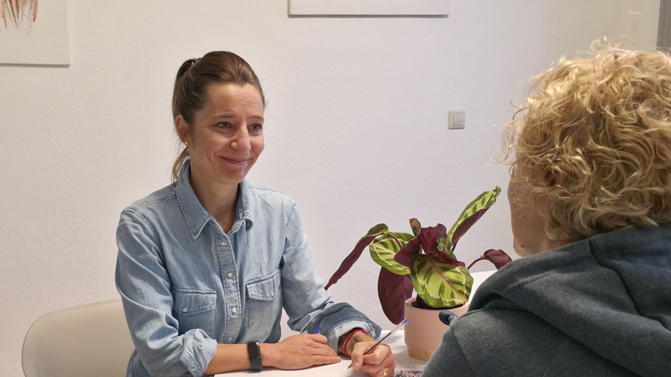 Mit ihrem Beratungsangebot möchte die Caritas nicht nur finanzielle Entlastung schaffen, sondern auch die Teilhabe lebenserfahrener Menschen fördern.