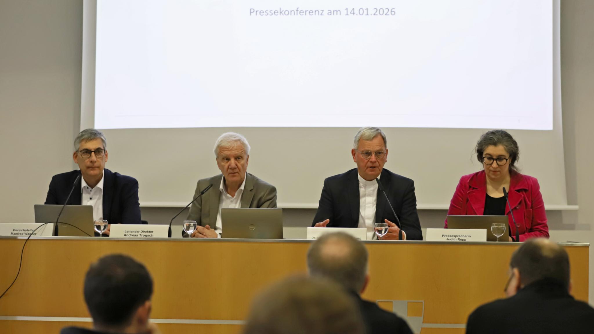 Bereichsleiter Manfred Wagner, Leitender Direktor Andreas Trogsch, Generalvikar Dr. Ulrich von Plettenberg und Pressesprecherin Judith Rupp