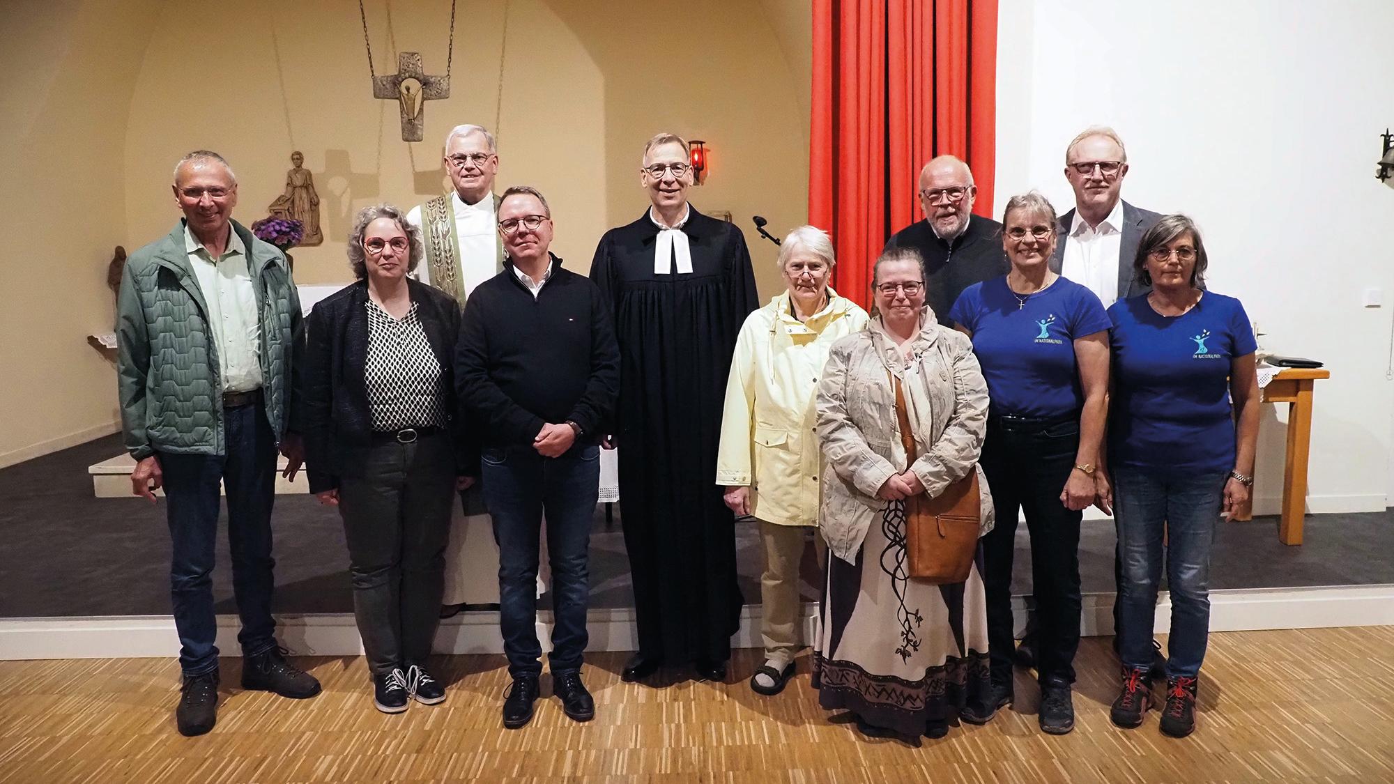 Gruppenfoto der Verantwortlichen in der Nationalparkkirche in Muhl