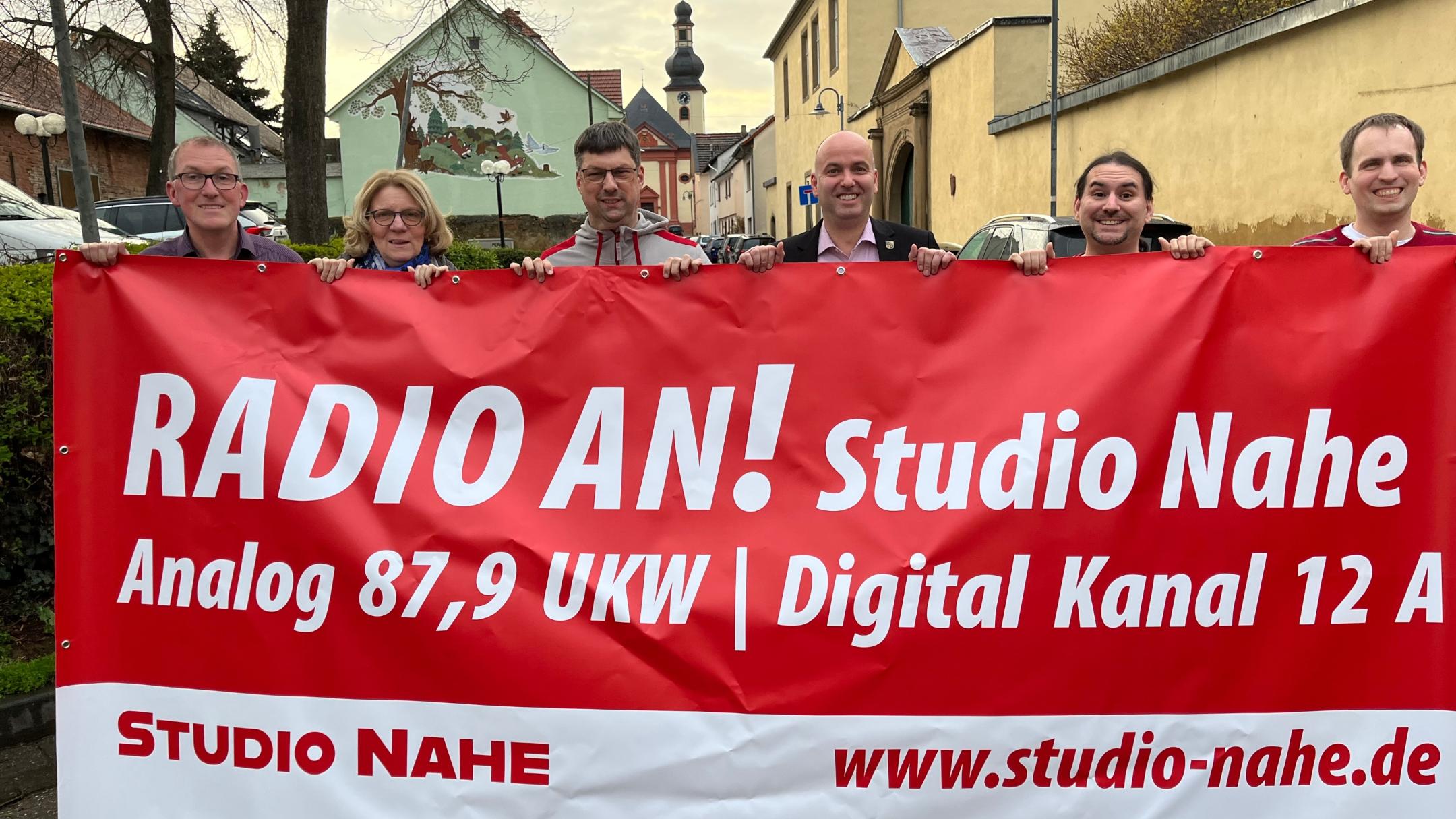 Seit 20 Jahren funkt das Pfarr-Radio-Team um Michael Pauken (3.v.li.) über UKW aus dem Bretzenheimer Kirchturm.