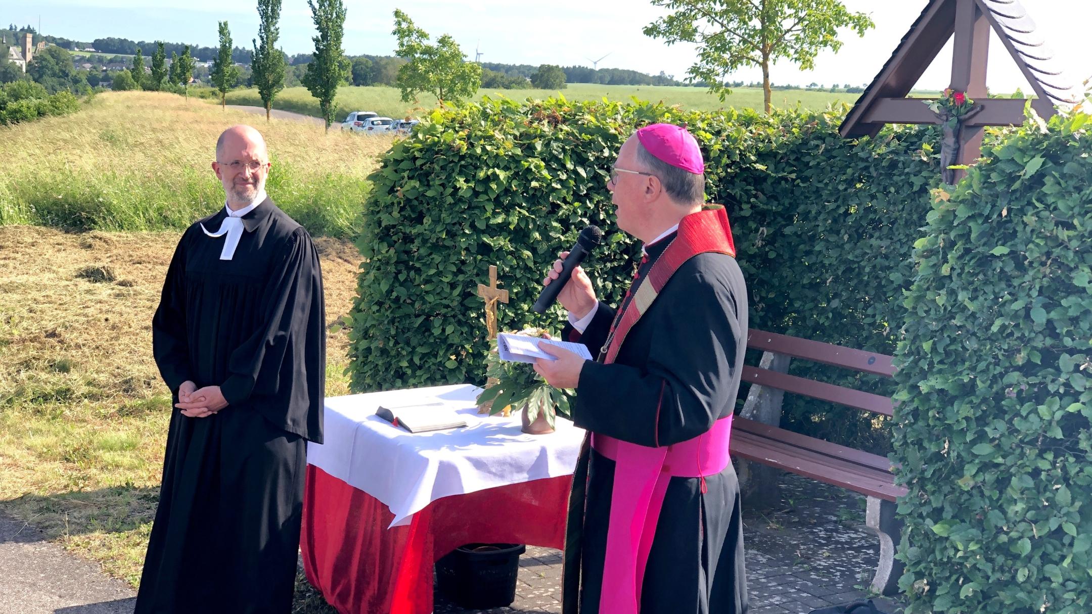 Präses Thorsten Latzel (links) und Bischof Stephan Ackermann beim Wegekreuz zwischen Kastellaun und Uhler