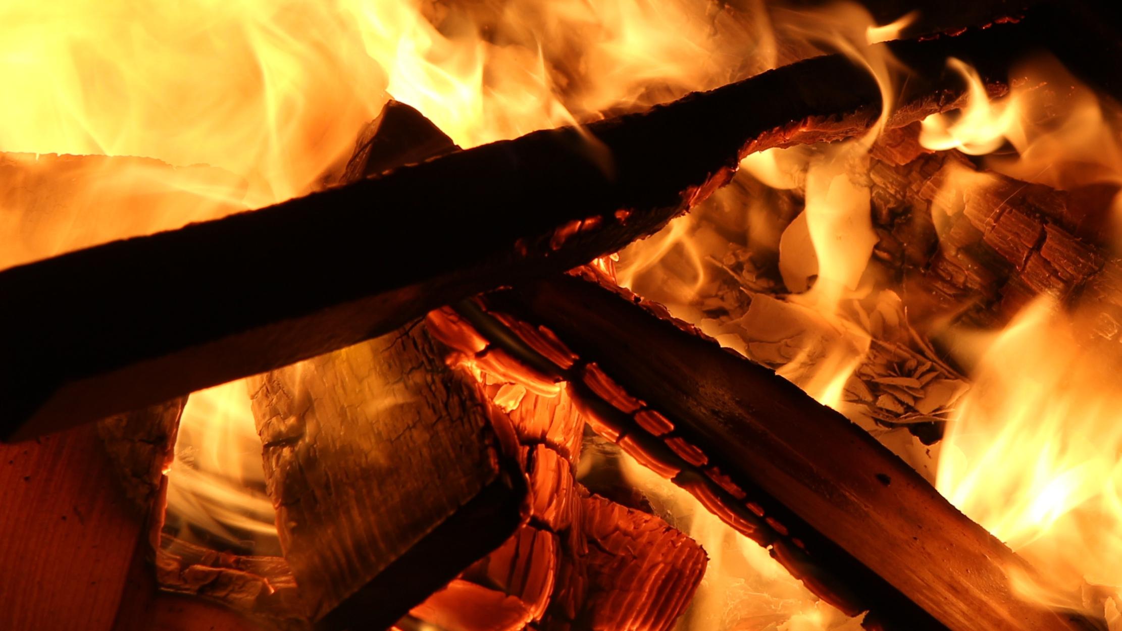 Osterfeuer werden zu Ostern in der Liturgie der Kirche und vielerorts aufgrund verschiedener Bräuche entfacht.