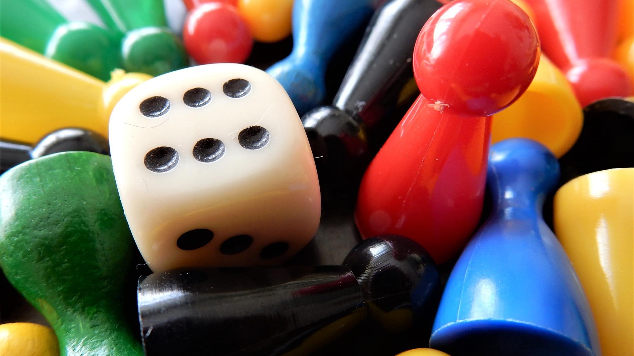 In Form eines Würfels werden Fragen aufgegriffen, die zum Nachdenken anregen sollen.